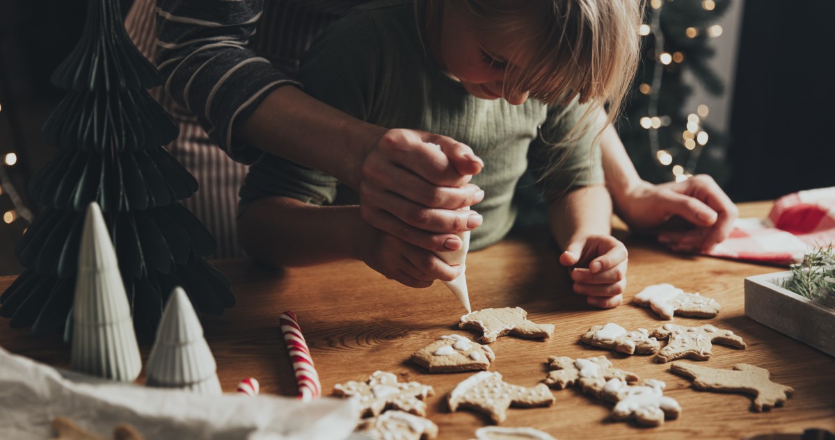 mézeskalácsot díszít anya és lánya