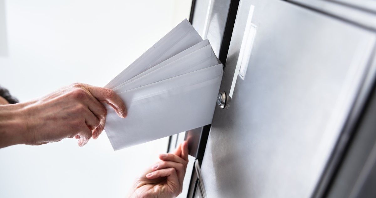 postalada - Gyerekszoba leveleket dob a postaládába