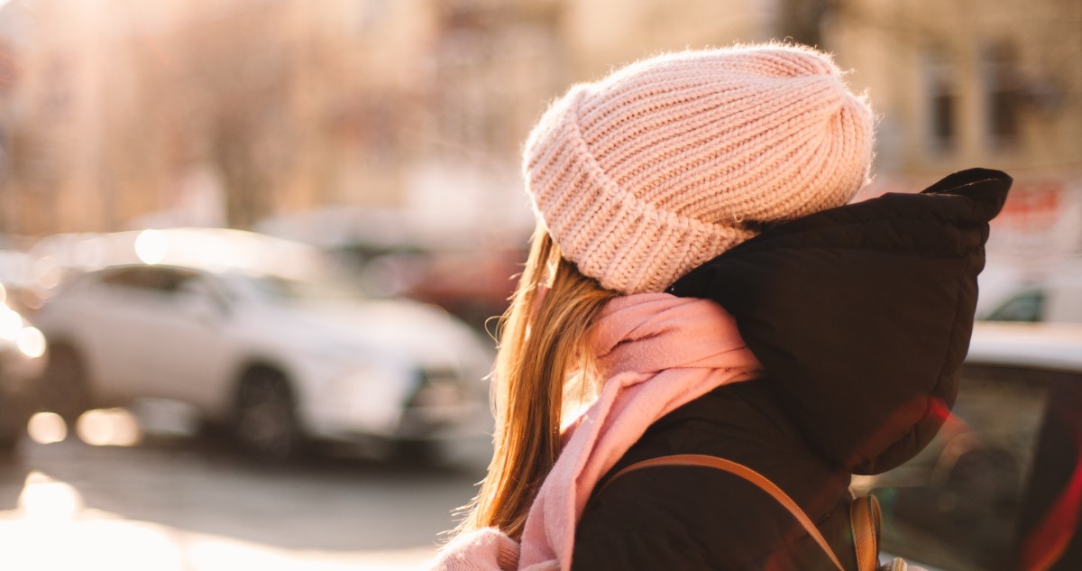 nő télen sálban, sapkában, kesztyűben