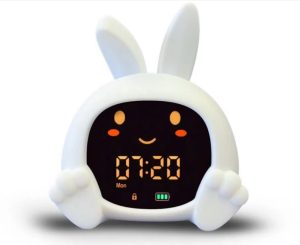 Nyuszi - Gyerekszoba ZAZU Sarah nyuszi - ébresztőóra éjszakai fénnyel és dallamokkal (Kép forrása: alza.hu)