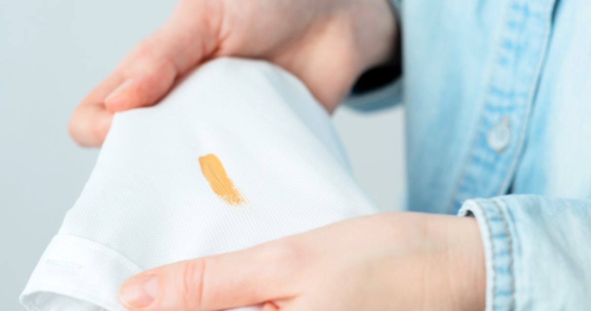 nő alapozófoltot néz a fehér ingen