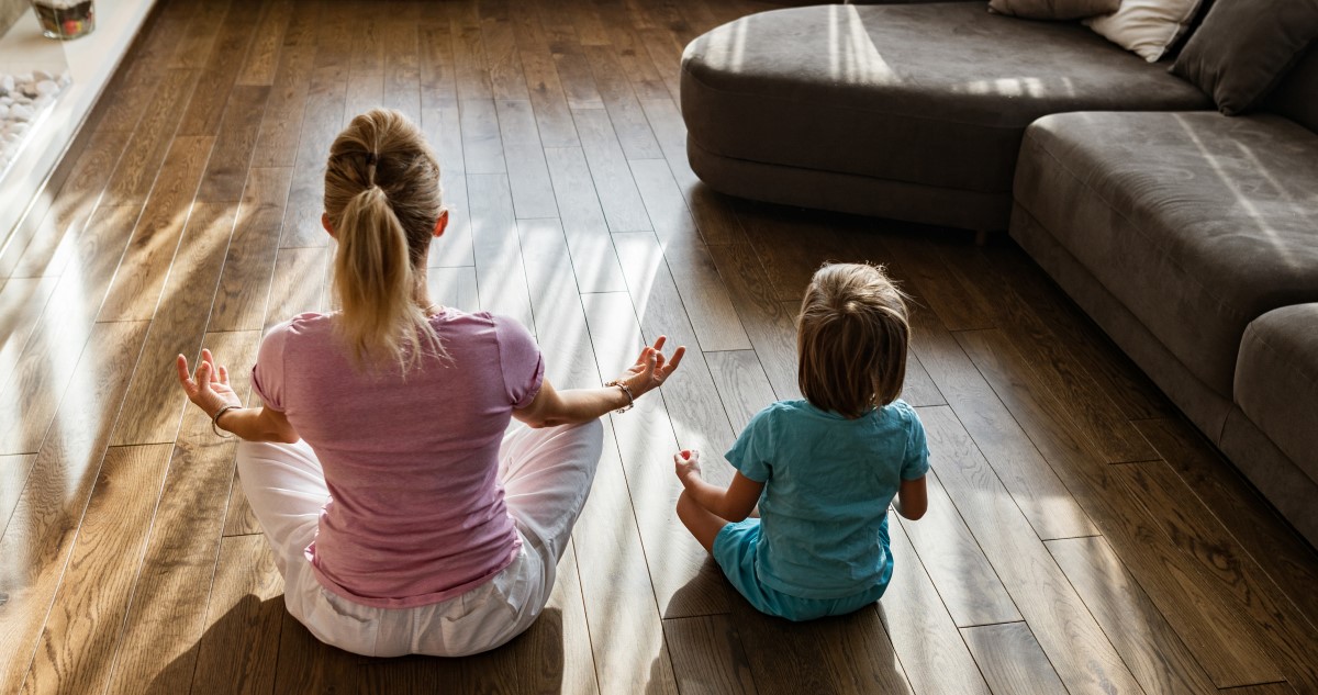 anya kisfia meditalnak - Gyerekszoba anya és kisfia meditálnak