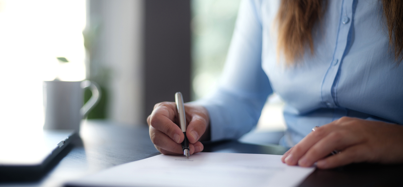 egy nő papírra ír - Gyerekszoba egy nő papírra ír