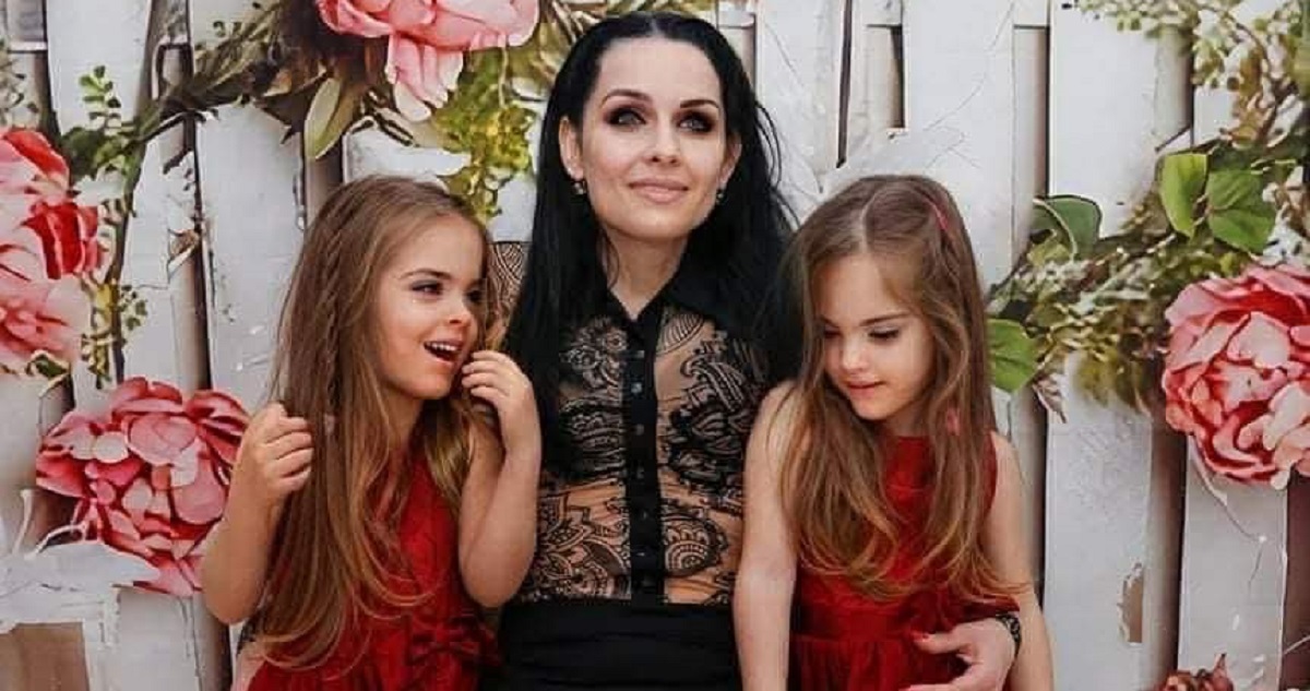 Evelin az ikrekkel, Larával és Flórával