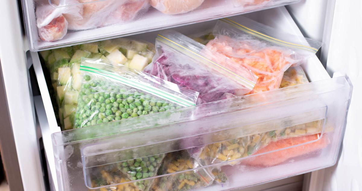 fagyasztóban zöldségek és húsok