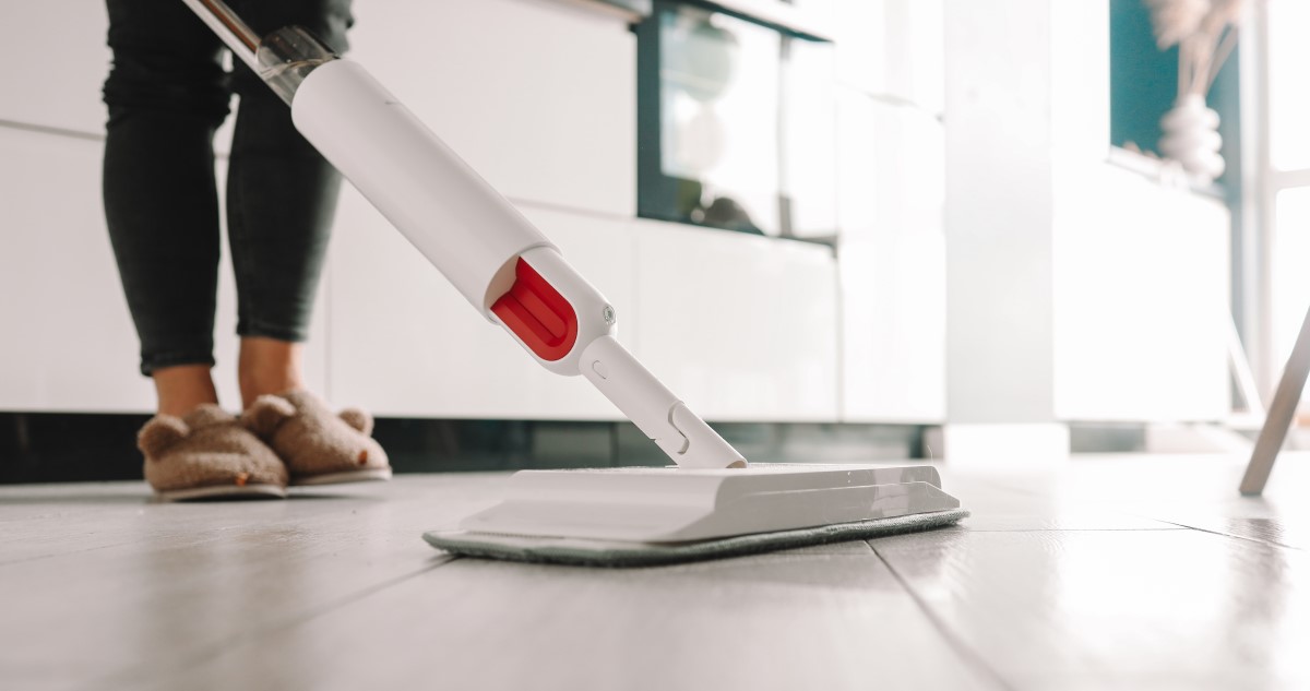 felmosas - Gyerekszoba nő felmossa a konyhát