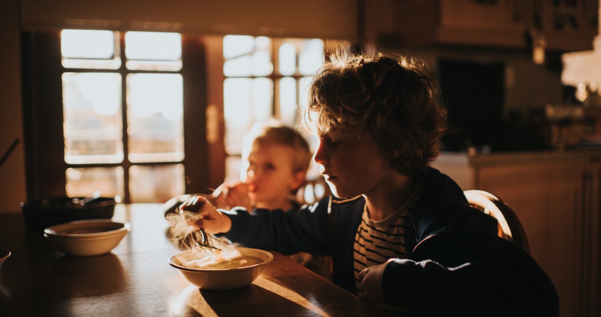 gyerekek levest esznek - Gyerekszoba gyerekek levest esznek