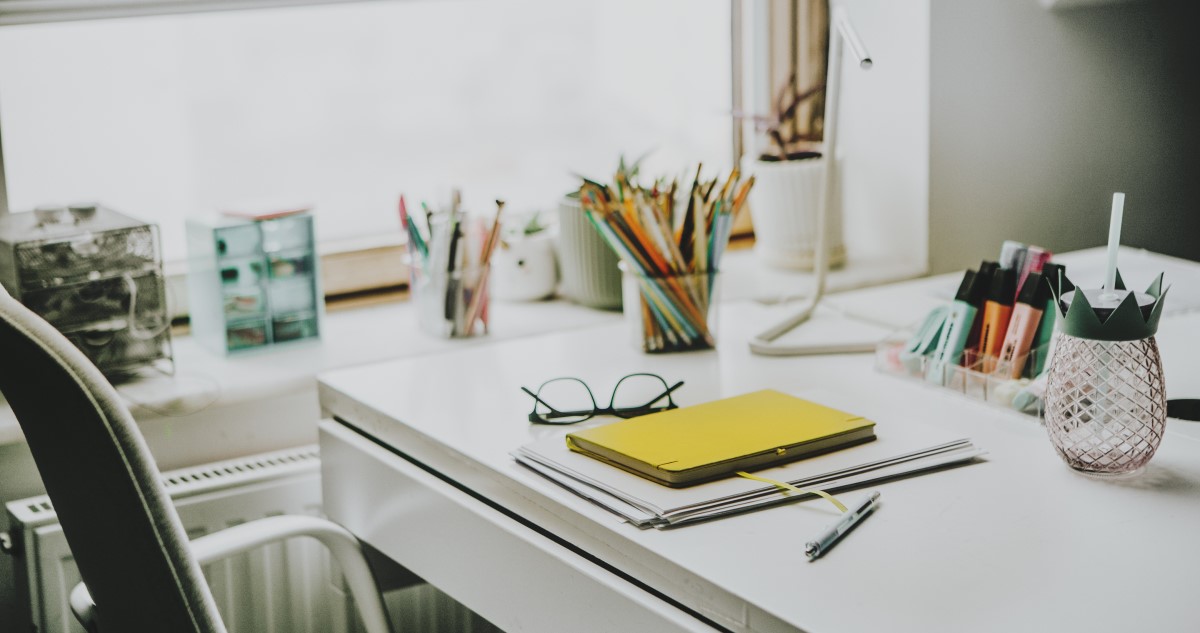 határidőnapló az íróasztalon