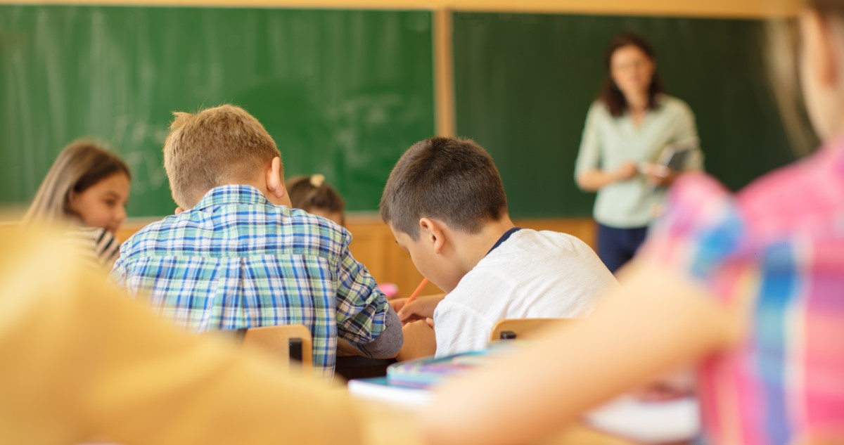 iskolai osztályteremben kisdiákok
