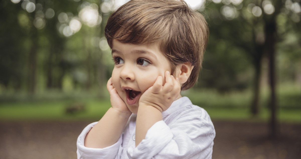 meglepődött arcot vág egy kisfiú