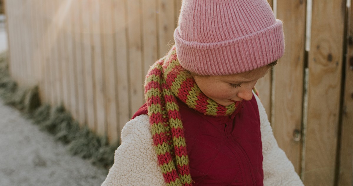 kisgyerek sapkában sálban kabátba sétál