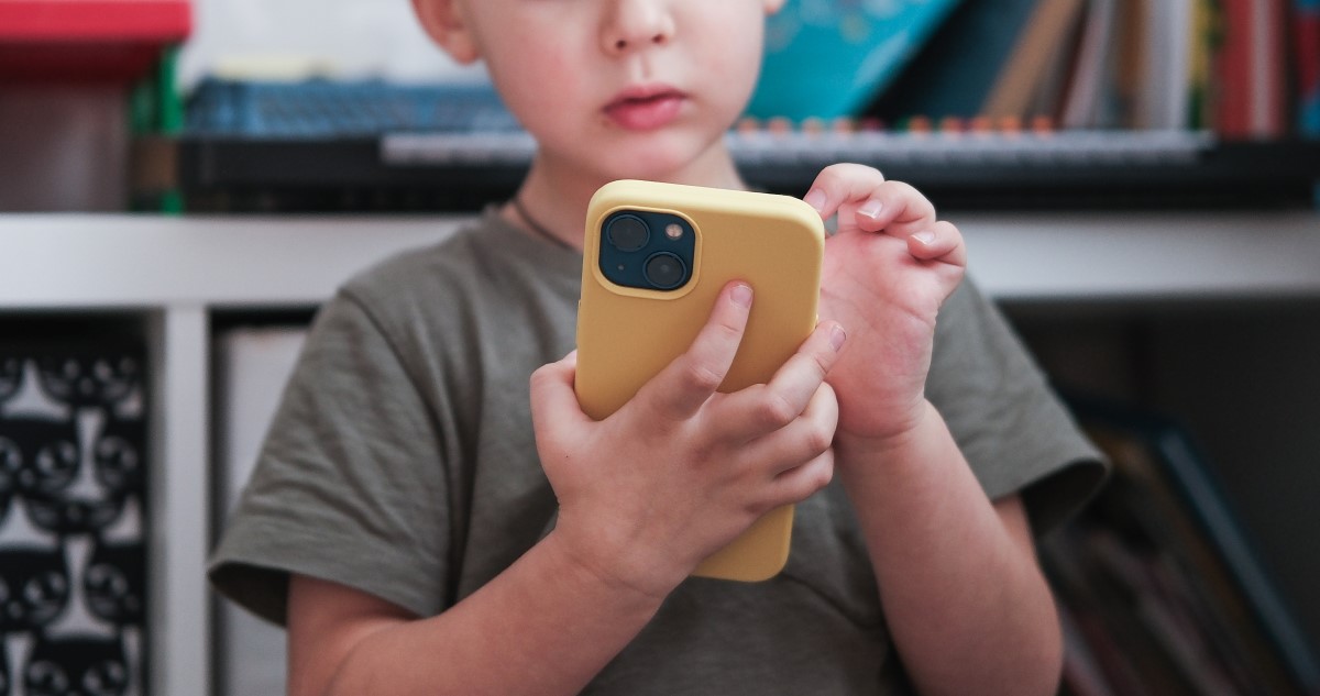 kisgyerek telefonozik - Gyerekszoba telefonozó kisfiú