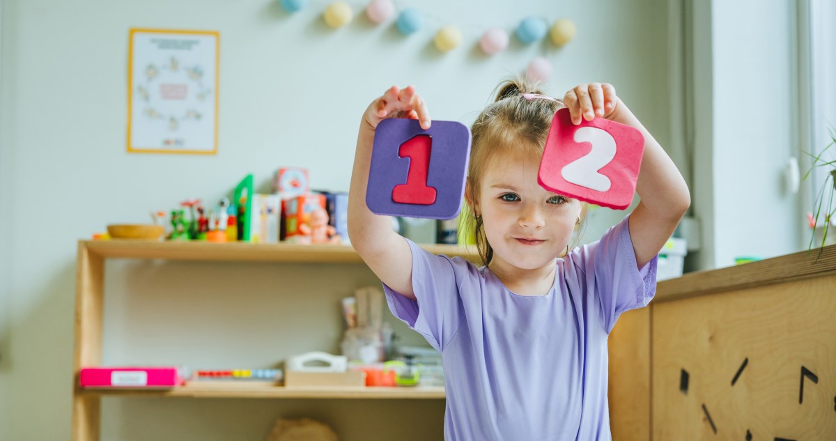 kislany 1 2 - Gyerekszoba kislány 1-es és 2-es számokat mutat