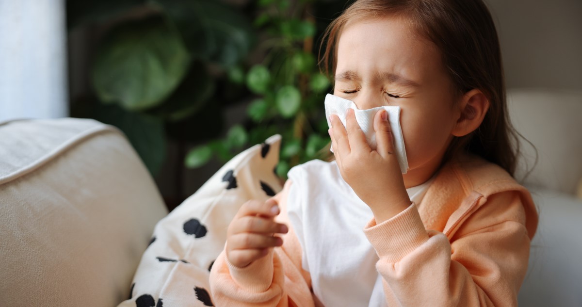 kislány orrot fúj