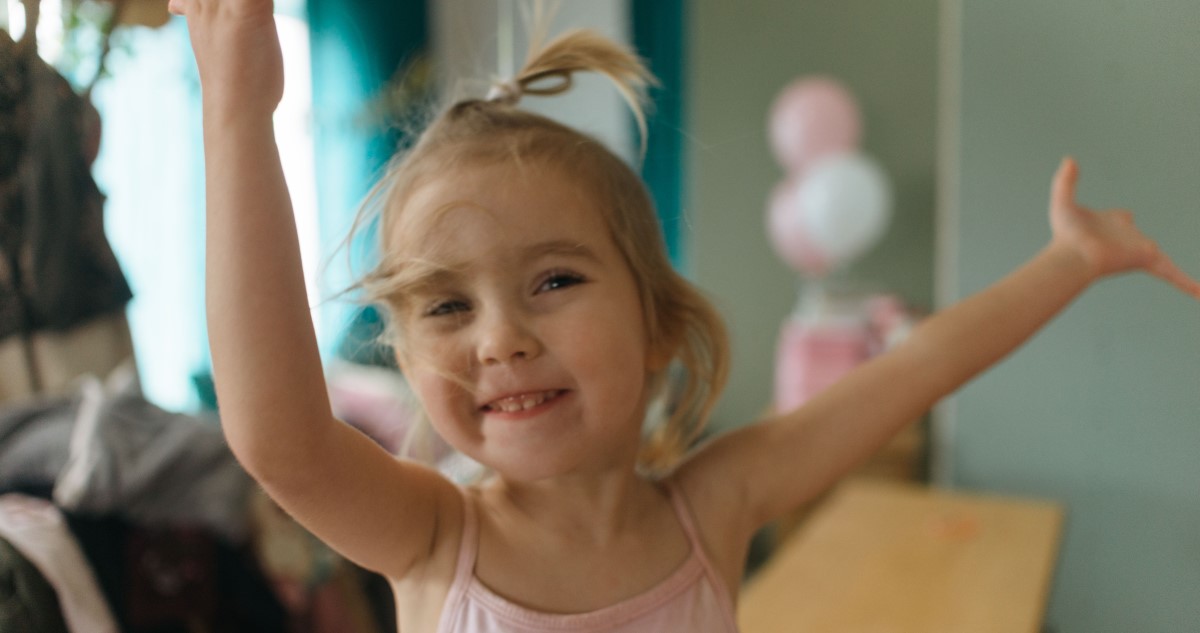 kislany unnepel - Gyerekszoba ünneplő kislány