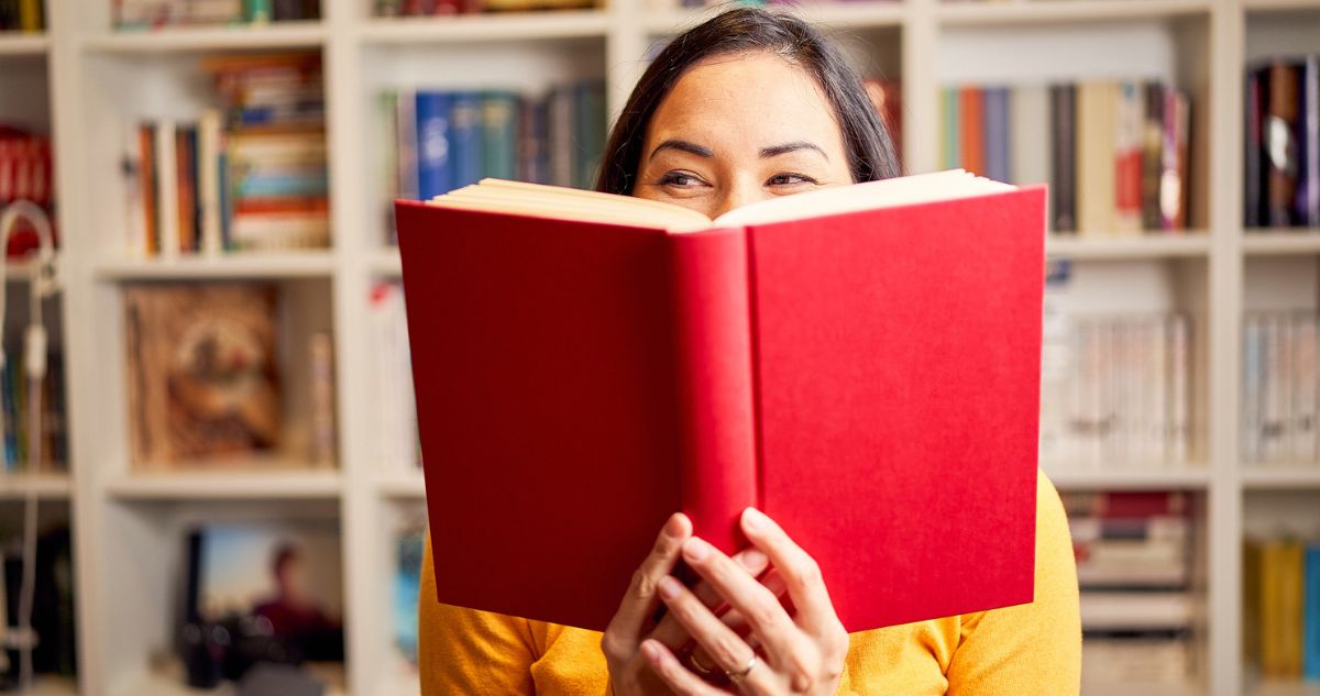 könyvet olvas