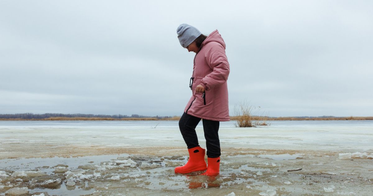 befagyott tó gyerek áll