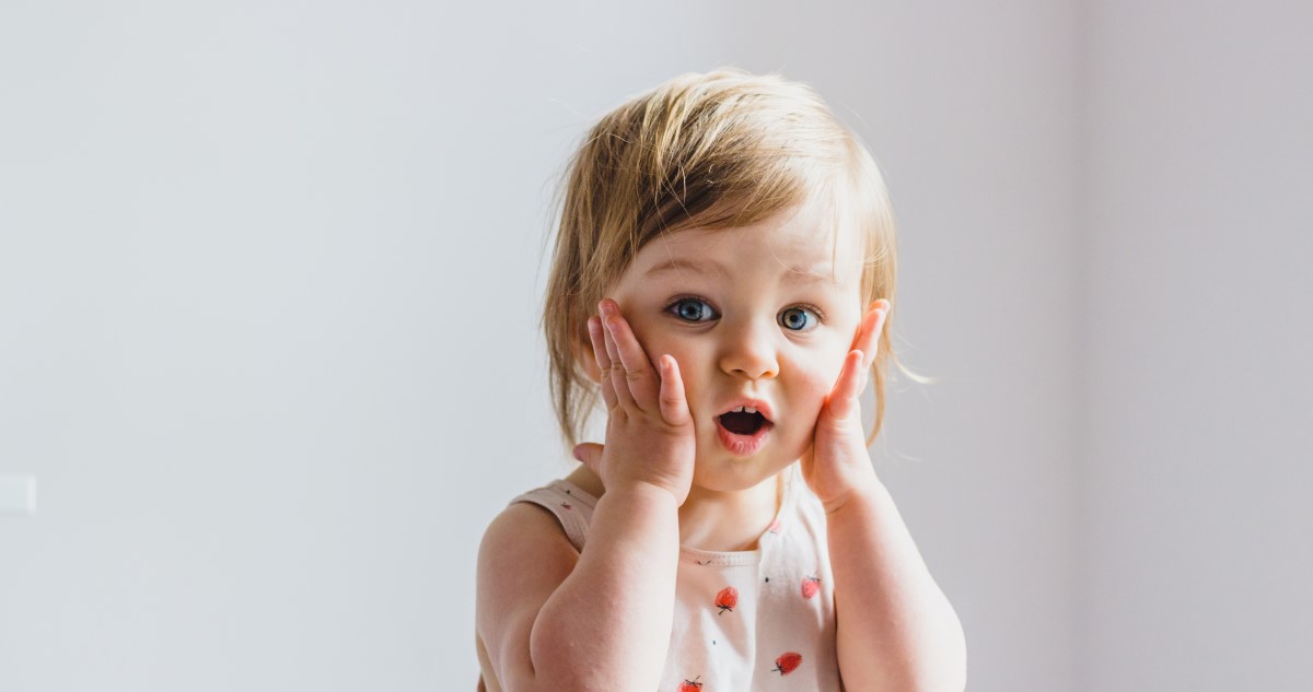 meglepődött kislány