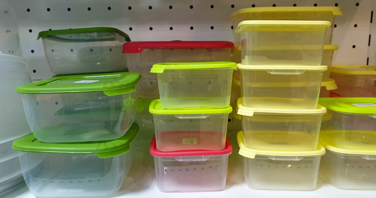 műanyag ételes dobozok a konyhaszekrényben