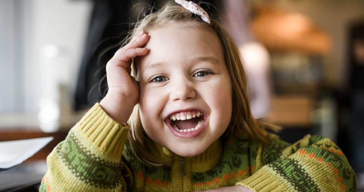 pulóveres nevető kislány