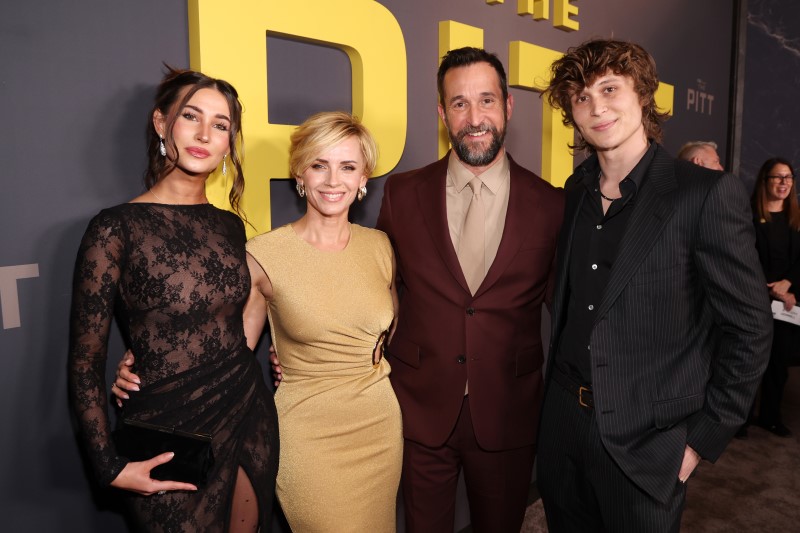 Auden Wyle, Sara Wyle, Noah Wyle és Owen Strausser Wyle a The Pitt második évadának bemutatóján, januá 7-én. (Fotó: Jesse Grant/Variety via Getty Images)