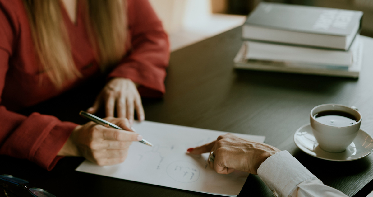 nő aláír egy papírt