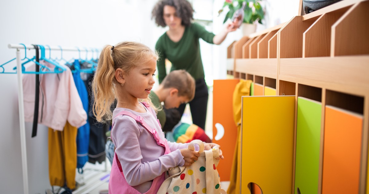 ovisok szekrénybe pakolnak a folyosón