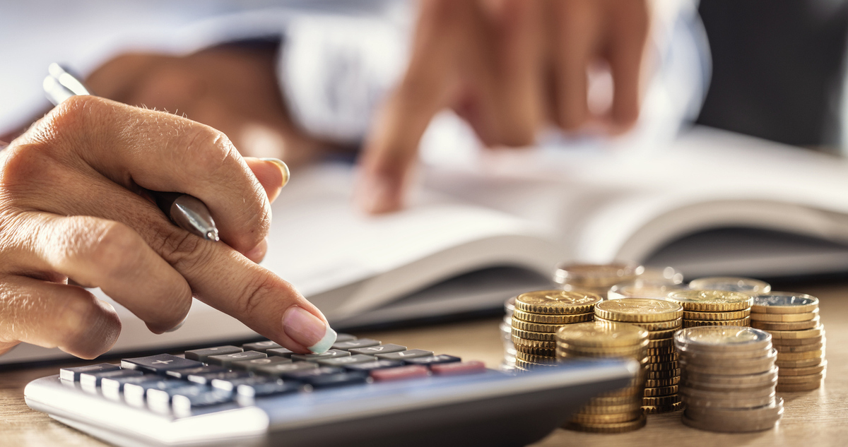 egy nő pénzt számol