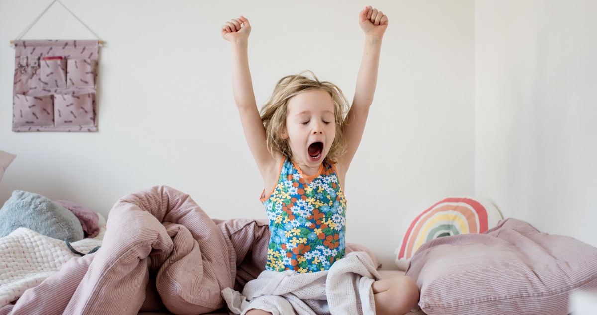 reggeli ebredes - Gyerekszoba kislány reggel