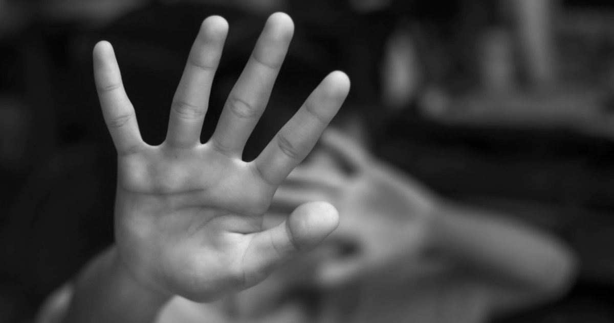 kisgyerek védekezik