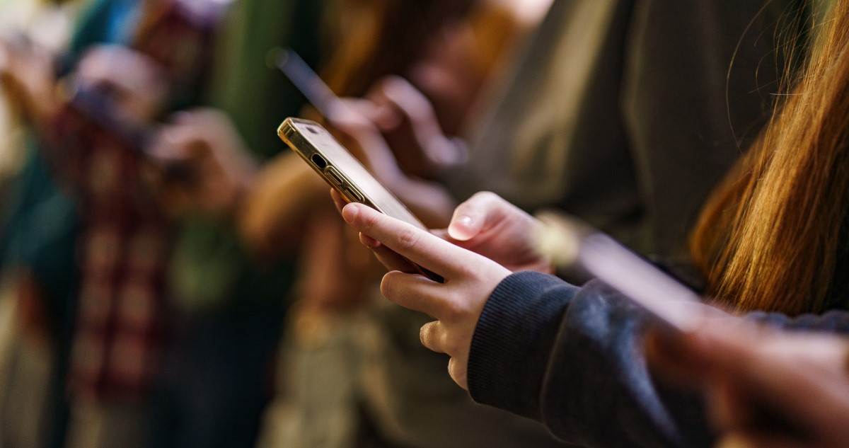 telefon - Gyerekszoba telefonozó tinik