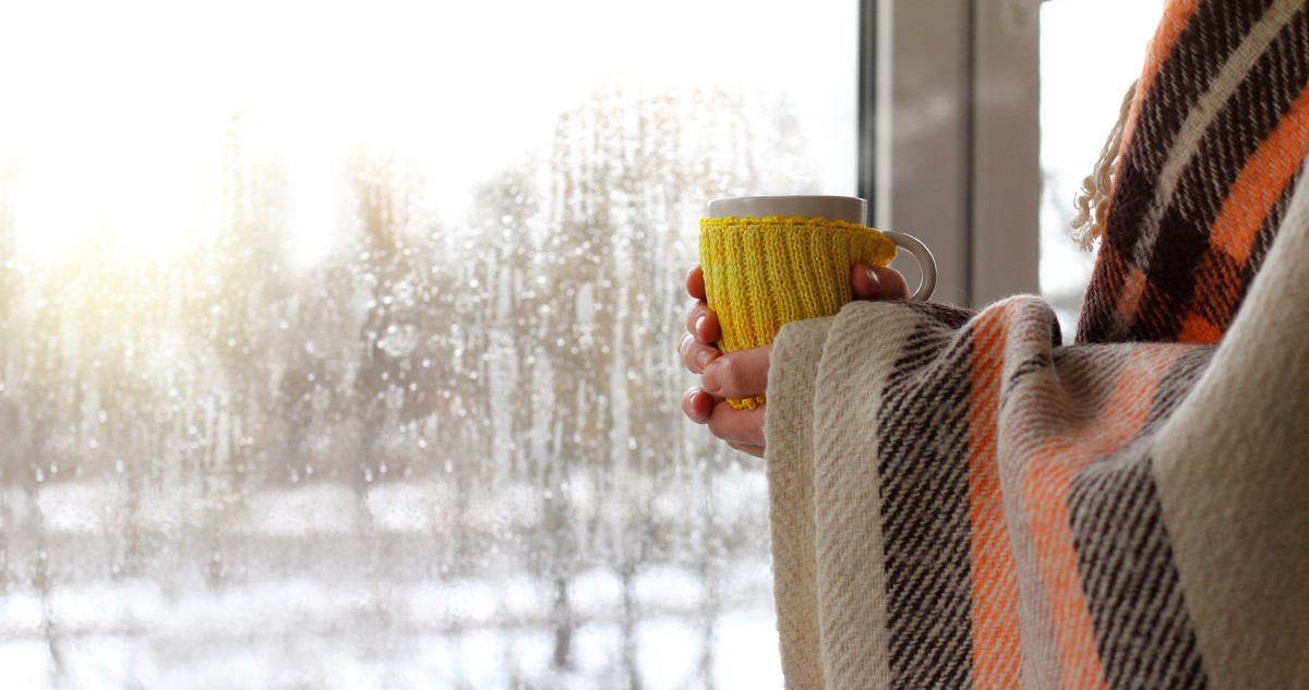 teli eso - Gyerekszoba téli esőt néz az ablakból egy nő