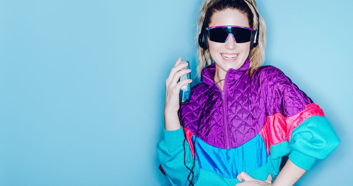 színes melegítőben, napszemüvegben, retró divat a 80-as évekből