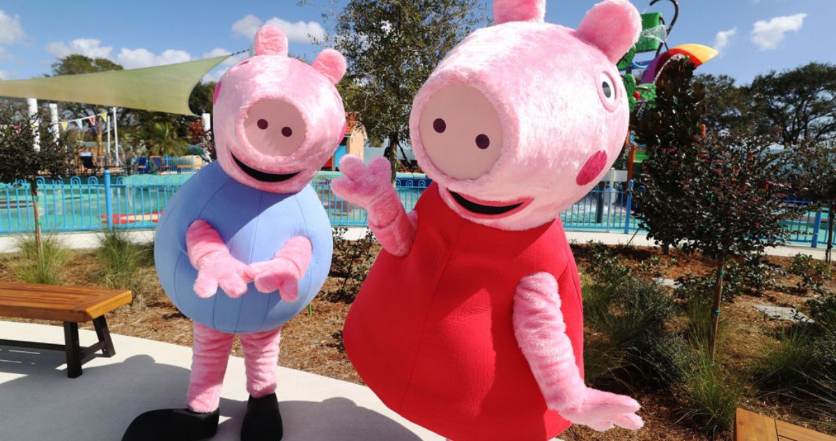 Peppamalac - Gyerekszoba Peppa malacnak öltözött figurák a parkban