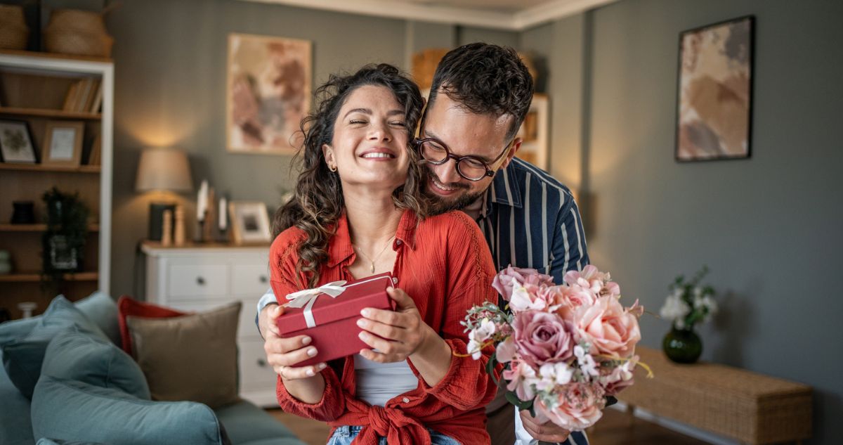 Fiatal pasi meglepi a barátnőjét ajándékkal és virággal otthon