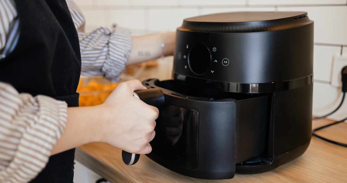 nő airfryerben süt