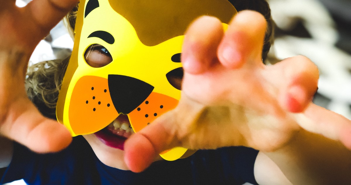 kisfiú macis vagy oroszlános álarcban