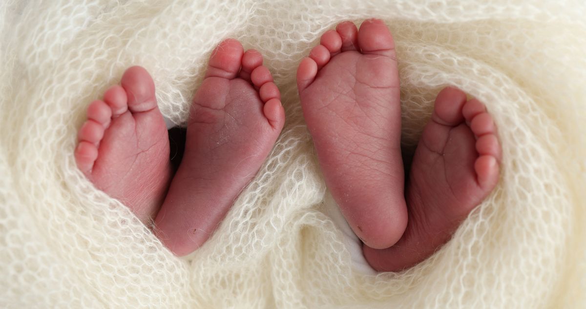 két baba talpa fehér takaróban