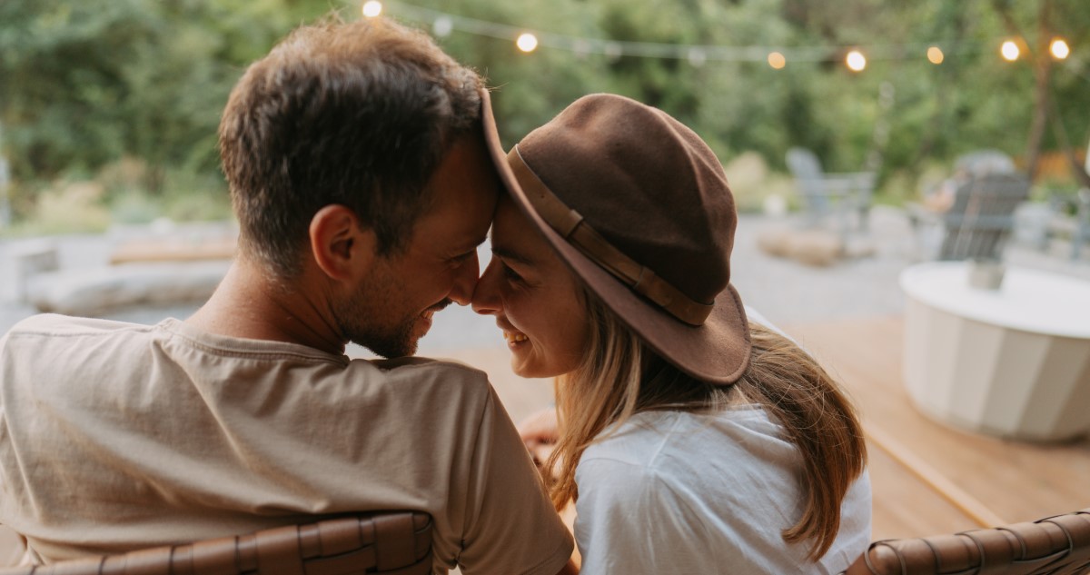 boldog pár a teraszon ül, szerelmesen néznek egymásra