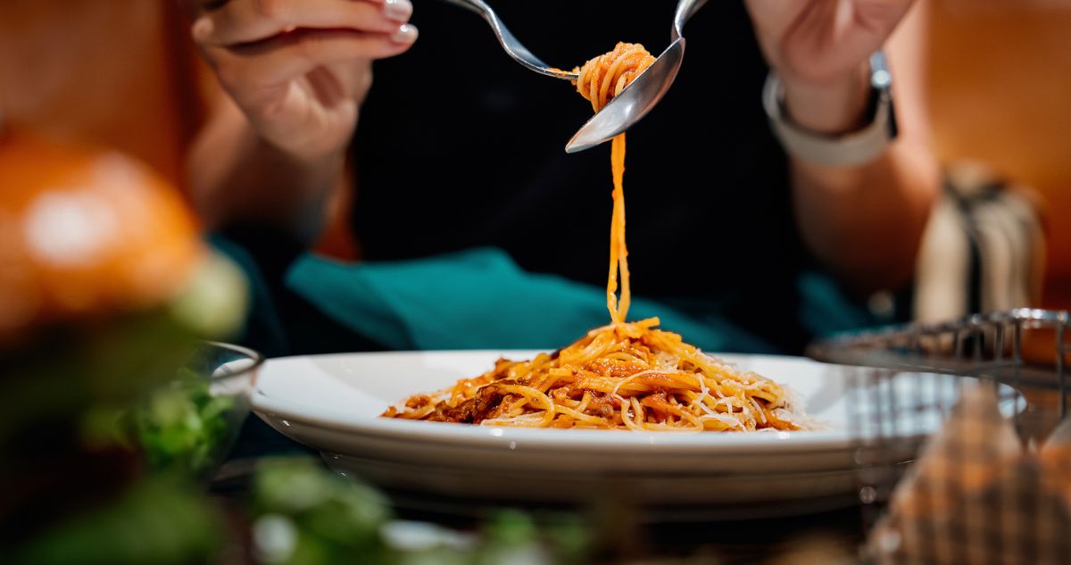 bolognai - Gyerekszoba Bolognai spagettit villával és kanállal eszik