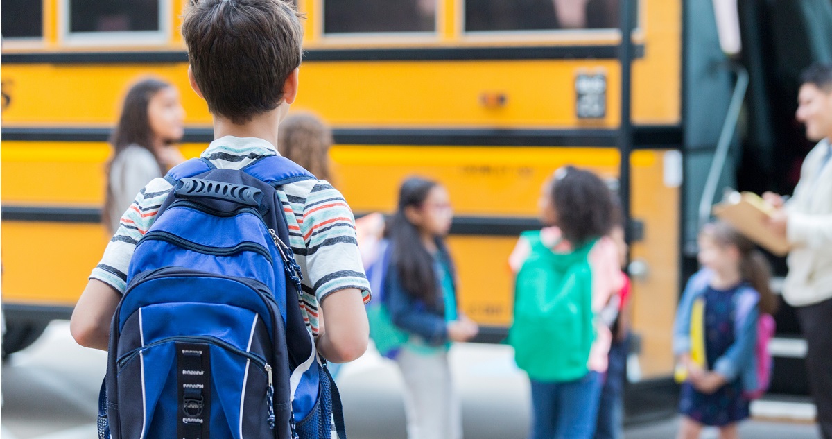 Gyerekek szállnak fel az iskolabuszra