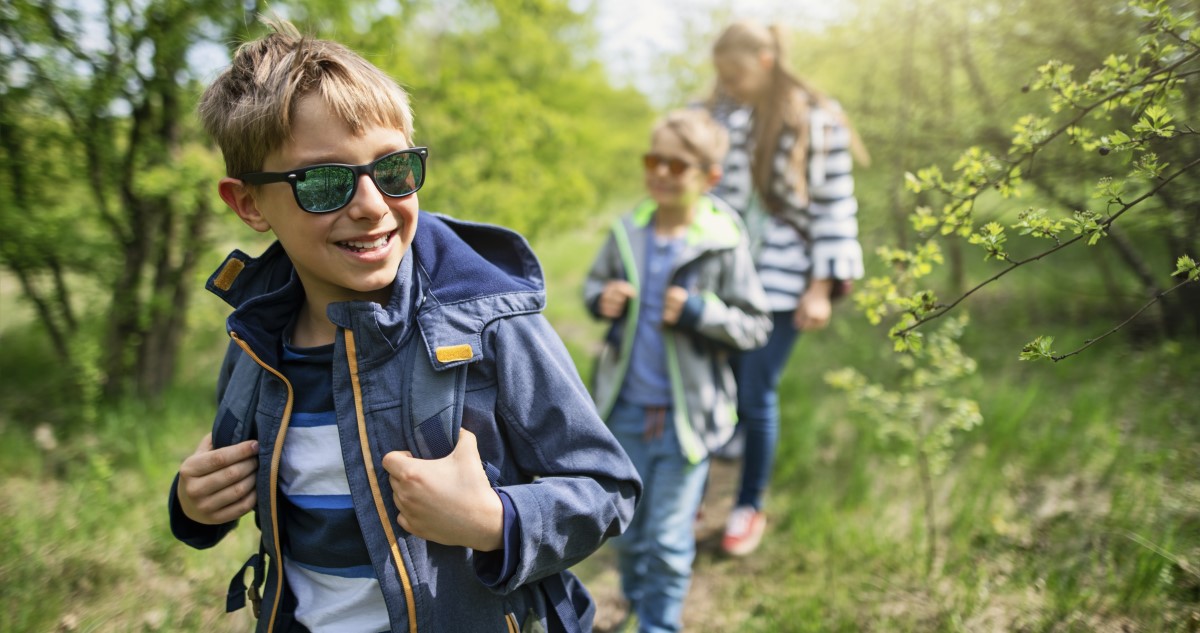 anya két kisfiával túrázik