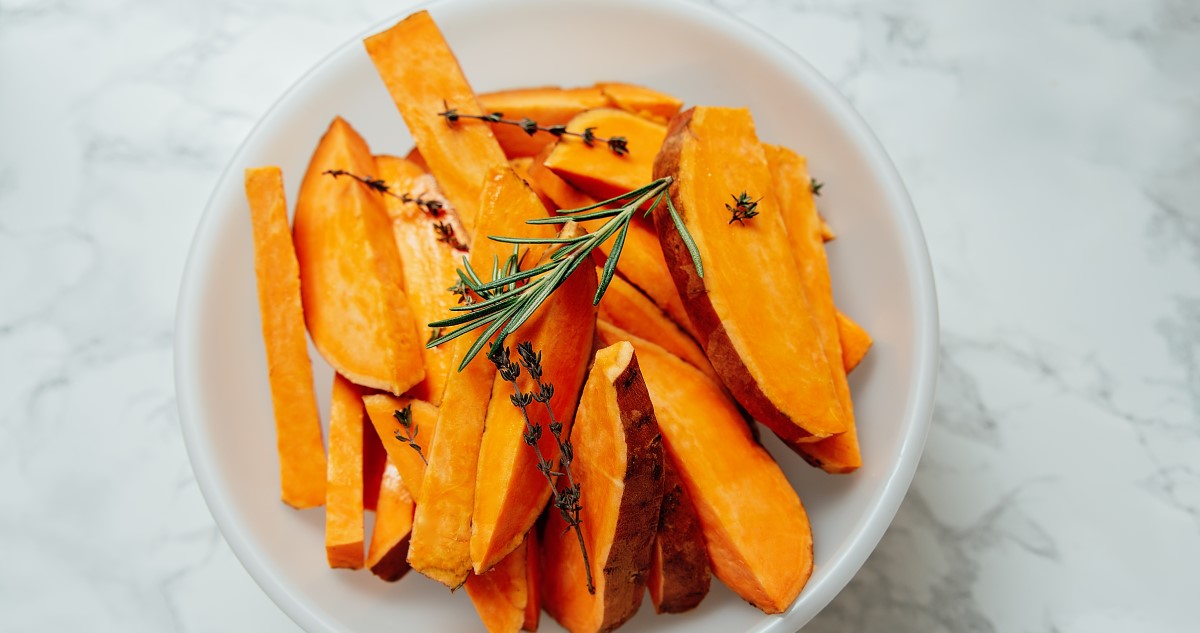 edesburgonya - Gyerekszoba édesburgonya hasábok egy tálban, sütés előtt