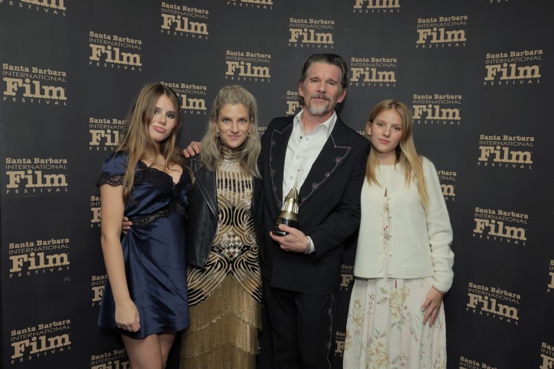 Indiana Hawke, Ryan Hawke, Ethan Hawke és Clementine Hawke a díjátadó uán