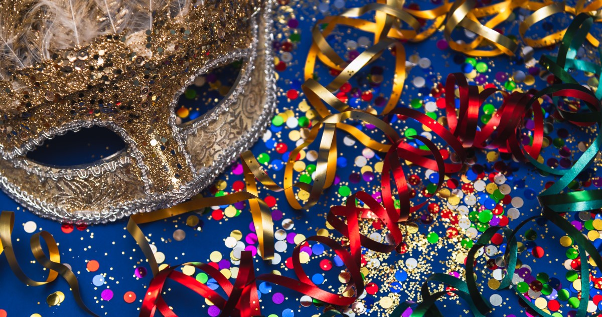 arany farsangi karneváli maszk és színes csillogó szerpentin