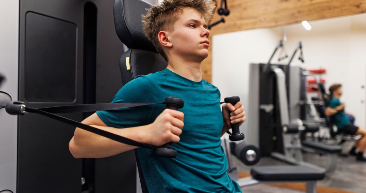 fiu - Gyerekszoba kamasz fiú edzőteremben edz