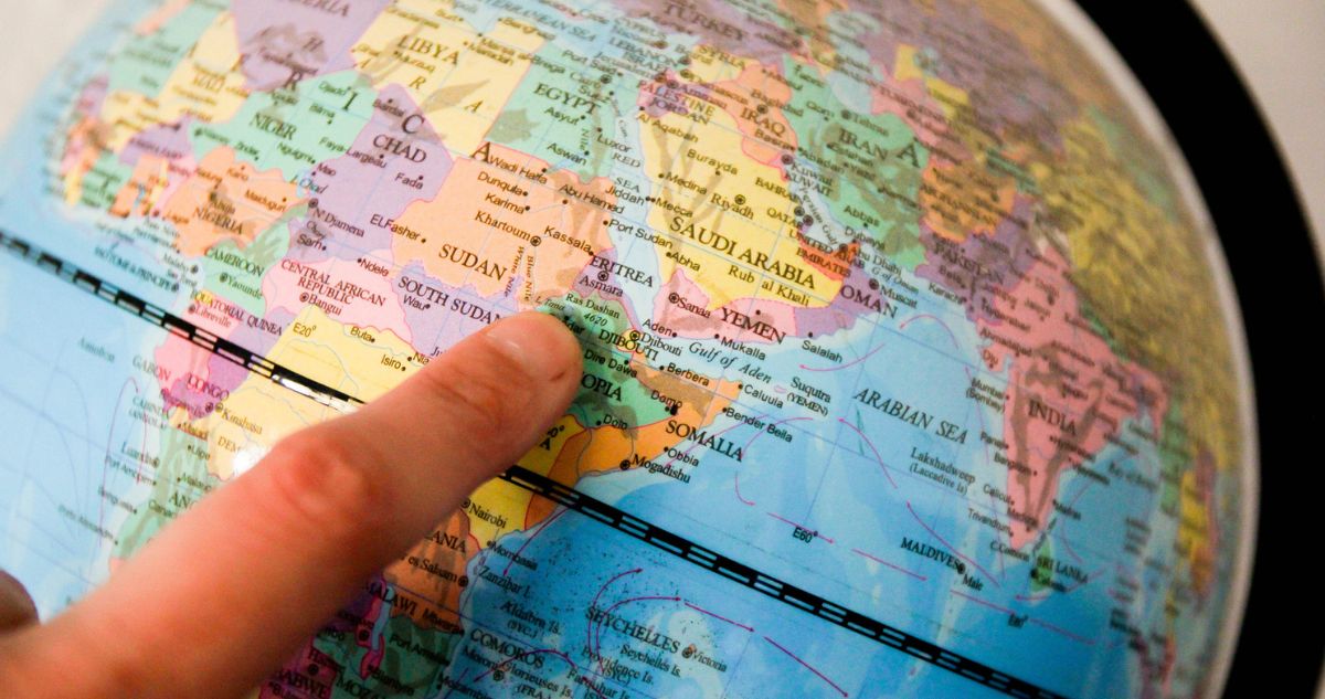 ujjal rábök a földgömbön egy országra