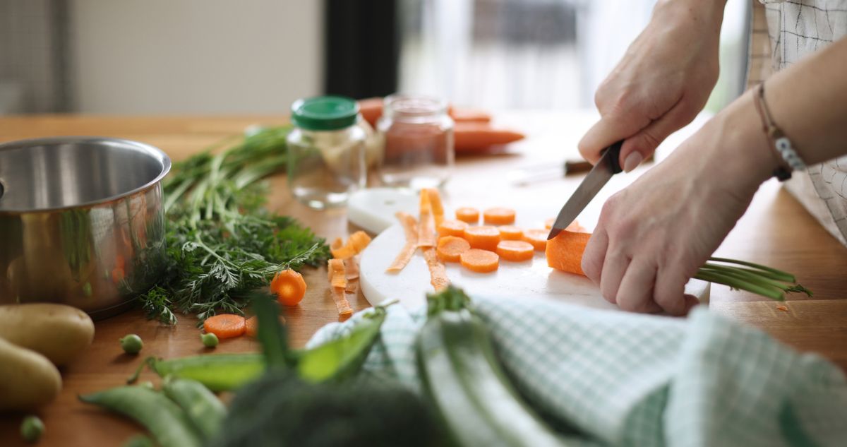 fozes - Gyerekszoba nő sárgarépát szeletel főzéshez