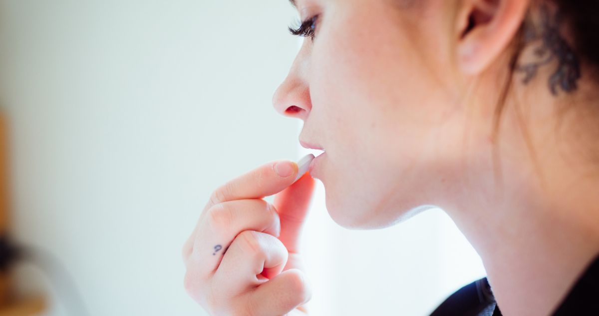 nő gyógyszert vesz be