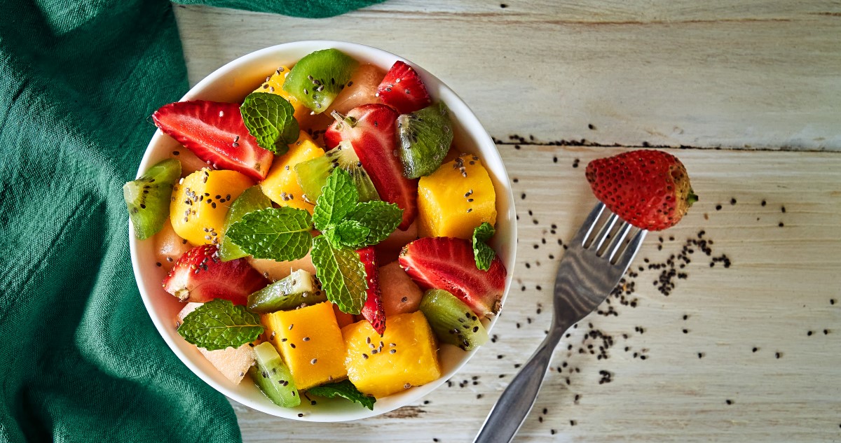 gyümölcssaláta chiamaggal megszórva